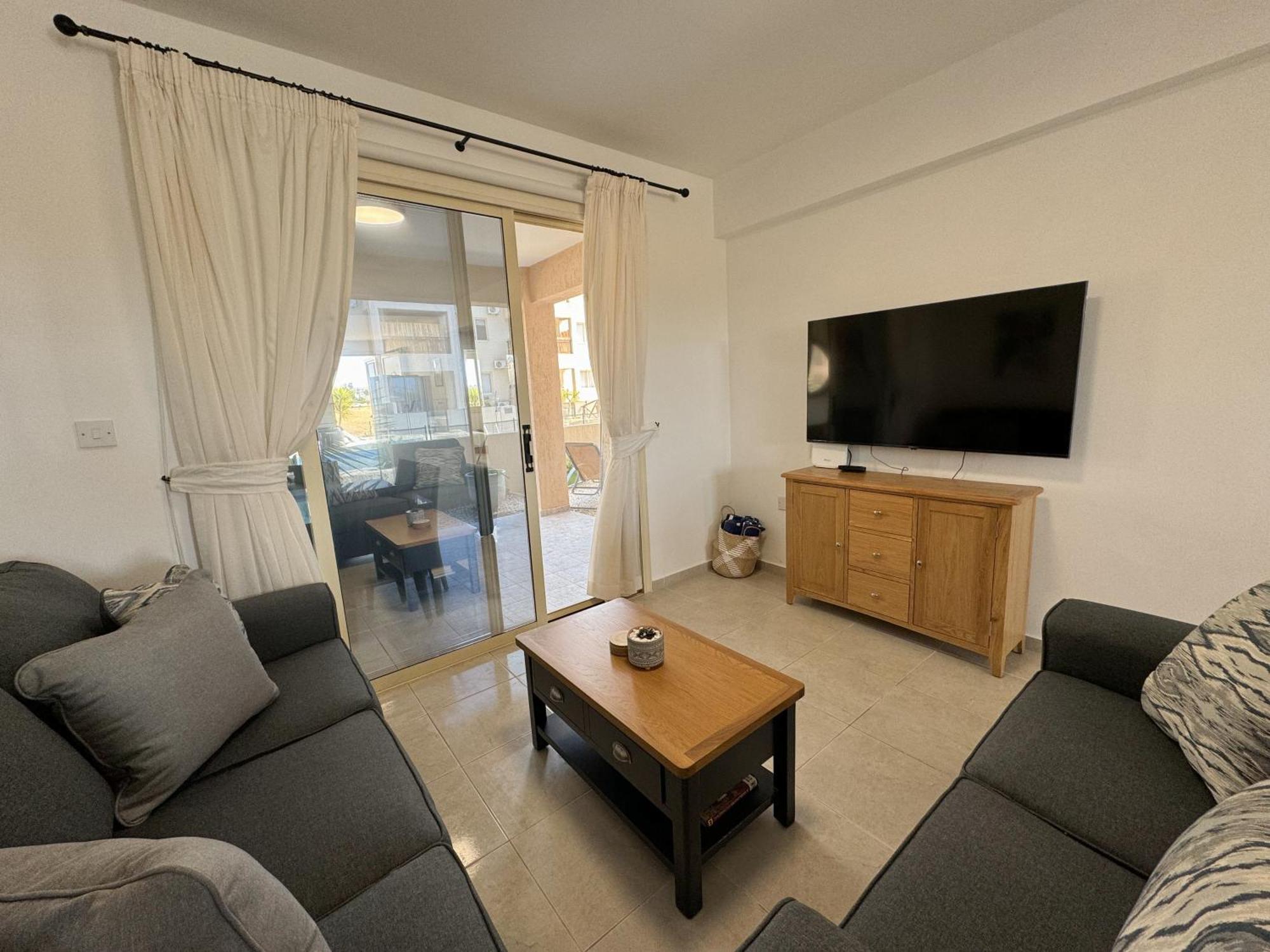 Royal-Seacrest Oasis, Pool-Side Apartman Paphos Kültér fotó