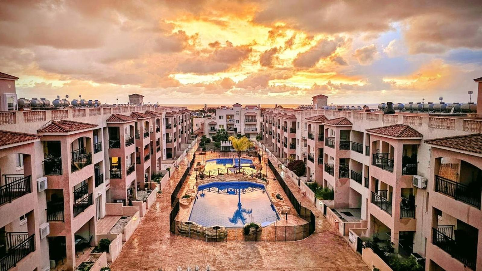 Royal-Seacrest Oasis, Pool-Side Apartman Paphos Kültér fotó