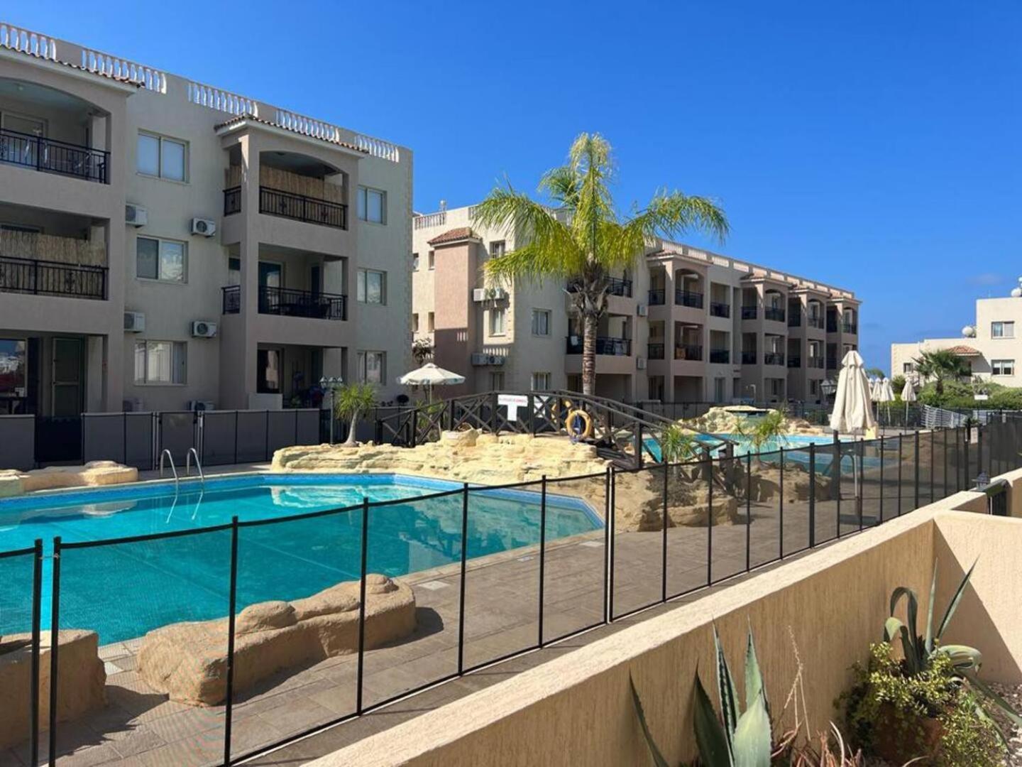 Royal-Seacrest Oasis, Pool-Side Apartman Paphos Kültér fotó